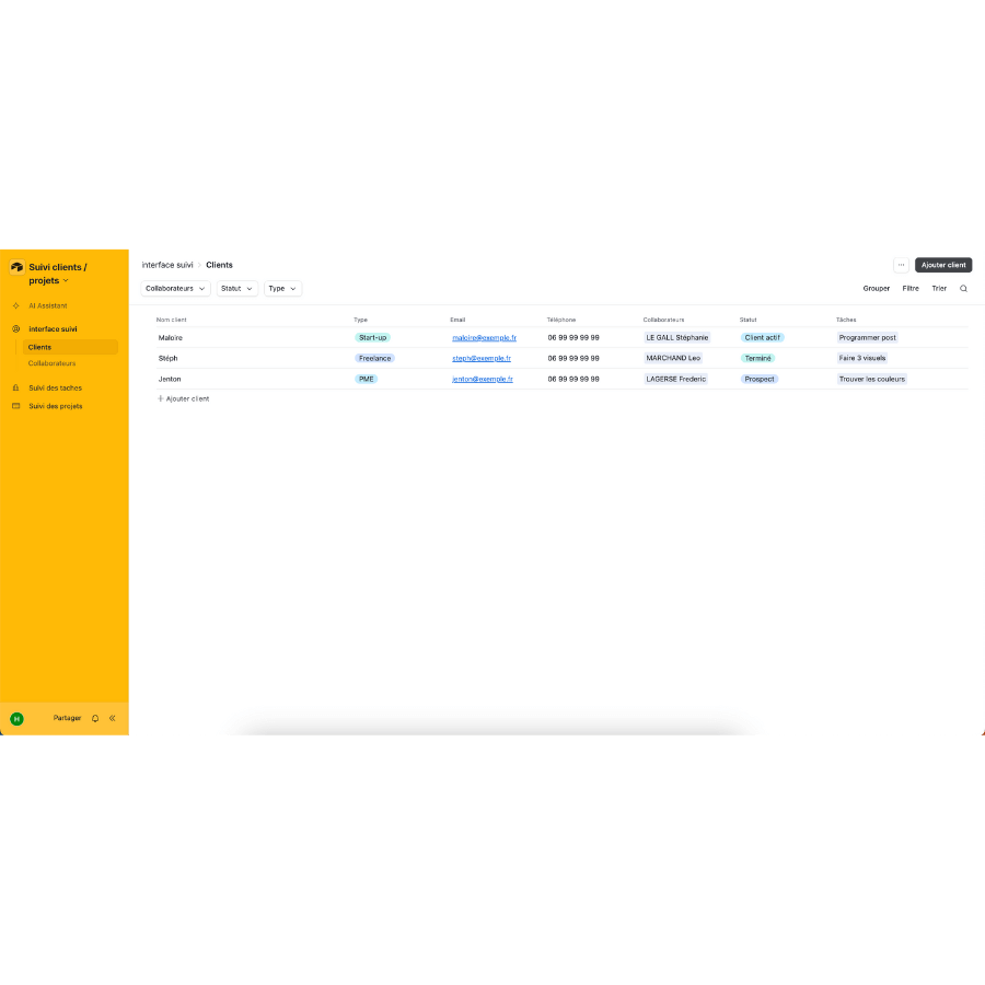 Interface de suivi de projets avec liste de clients et tâches, affichant des données et options de gestion.